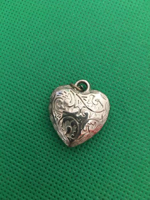 VINTAGE  PUFFY HEART PENDANT