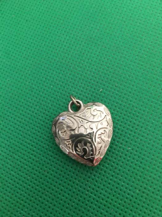 VINTAGE  PUFFY HEART PENDANT