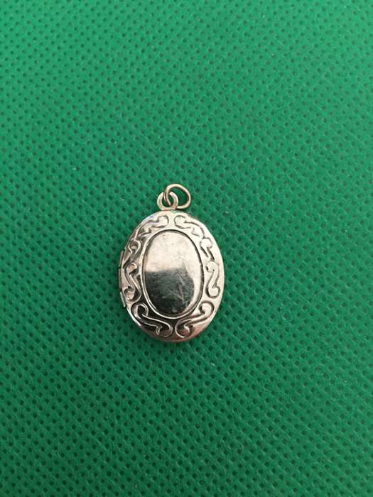 LOVELY LOCKET WHICH OPENS