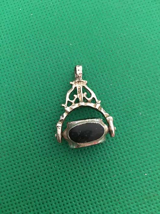VINTAGE ROTATING PENDANT