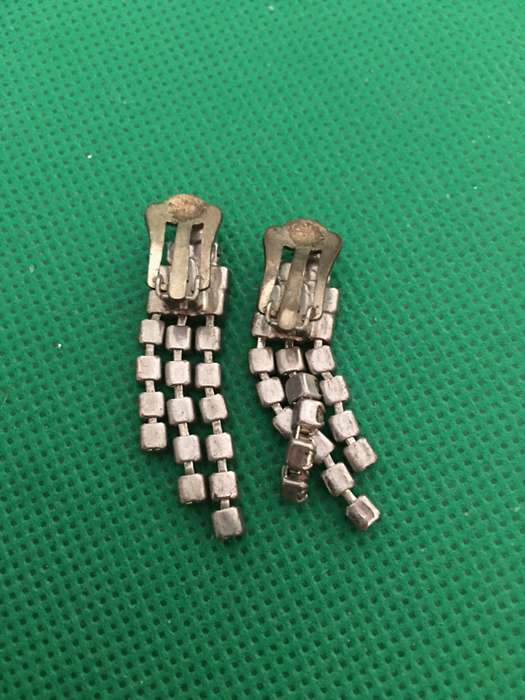 VINTAGE CRYSTAL DANGLY EARINGS