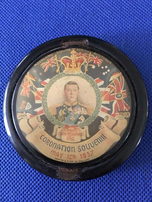 VINTAGE TO ANTIQUE LOVELY POWDER COMPACT - CORONATION OF KING EDWARD VIII - 1937 RARE PIECE