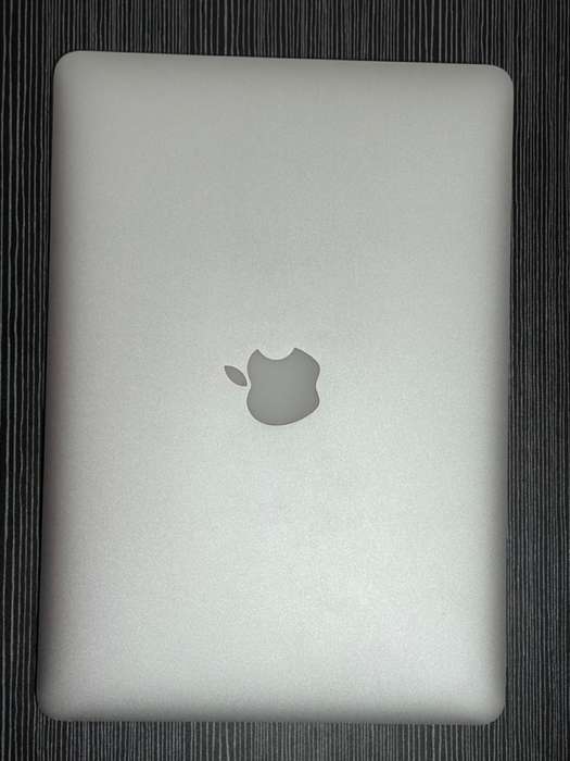 Apple Mackboook Air 2017 Emaculate Condition + 60W Fast Charger