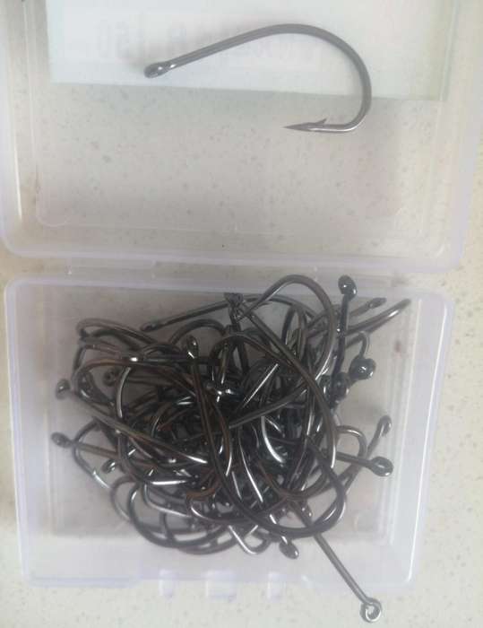 Box high Carbon steel fishing hooks, choose between 80pc size 15 or 70pc size 16