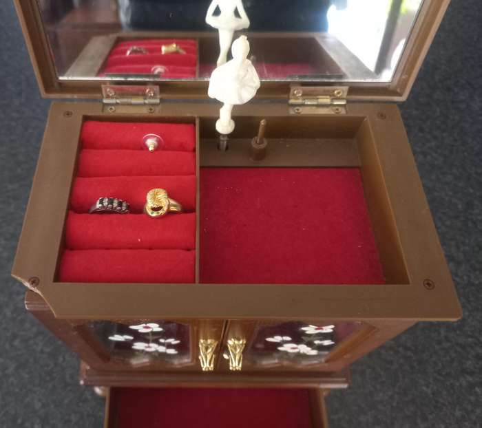 MUSICAL JEWELERY BOX