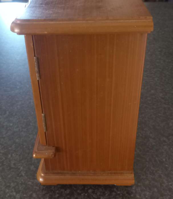 MUSICAL JEWELERY BOX