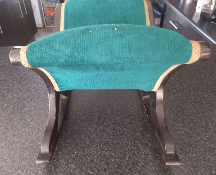 VINTAGE FOOT STOOL IN GOOD CONDEITION