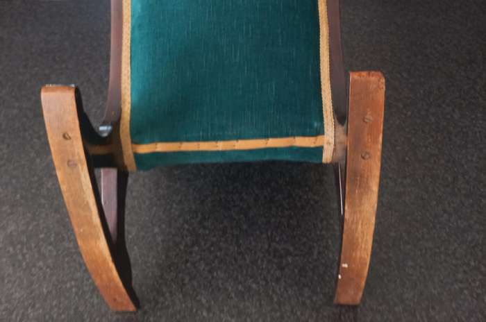 VINTAGE FOOT STOOL IN GOOD CONDEITION