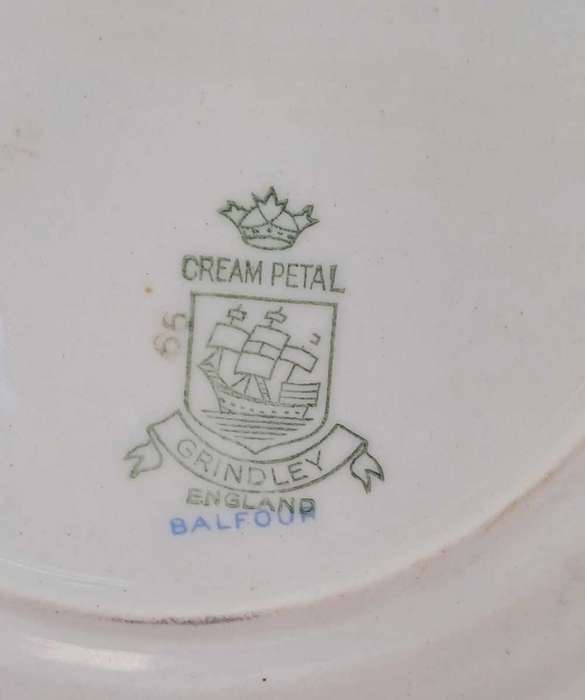 Cream petal Grindley plate