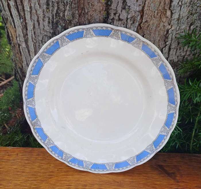 Cream petal Grindley plate