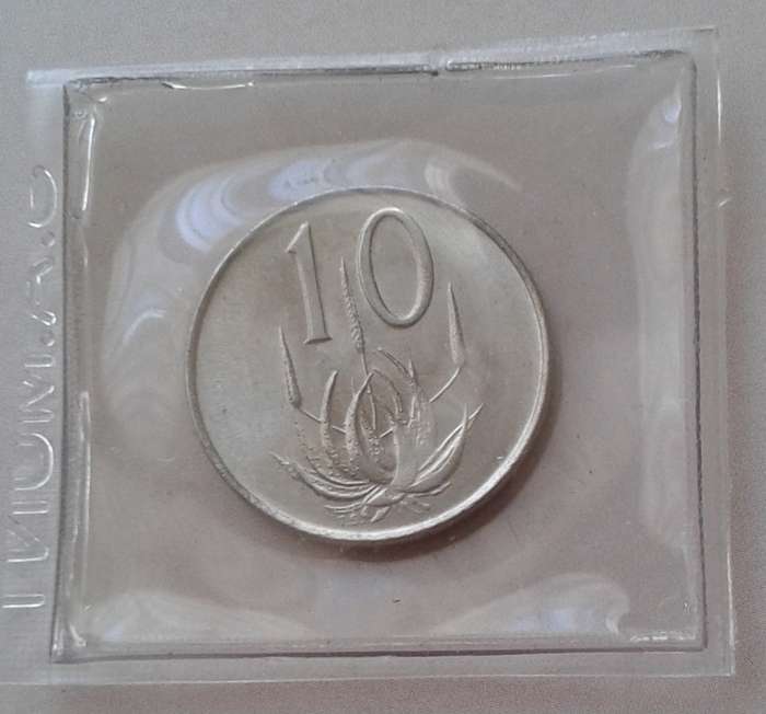 Uncirculated 1967 English nickel 10c (low mintage)