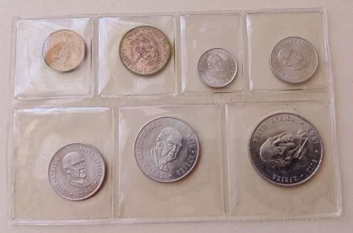 1982 Republic uncirculated Mint pack (R1-1c) mintage: 10000