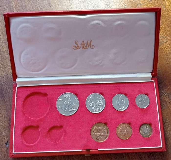 1975 Partial proof set in red box (50c-1/2c).