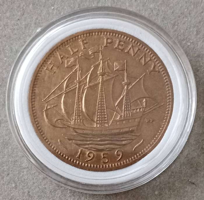 1959 Uncirculated british 1/2 Penny in a capsule.
