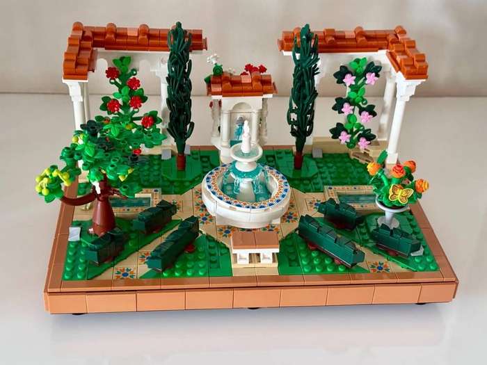 LEGO FOUNTAIN GARDEN 10359