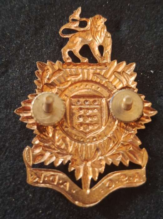 SADF -- GILDING ASC / ADK CAP  BADGE -  SCREWS INTACT