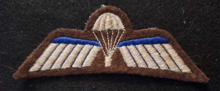 BELGIUM - BASIC PARACHUTIST - GLUE STAINS ON THE REAR
