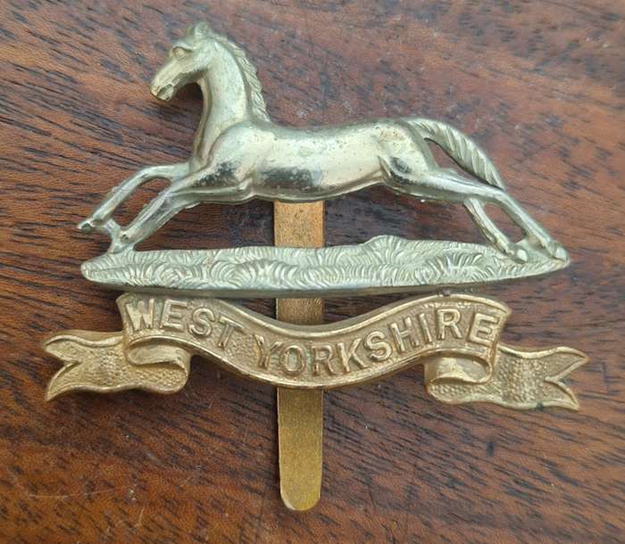 UK - WEST YORKSHIRE REGIMENT CAP BADGE -  SLIDER INTACT
