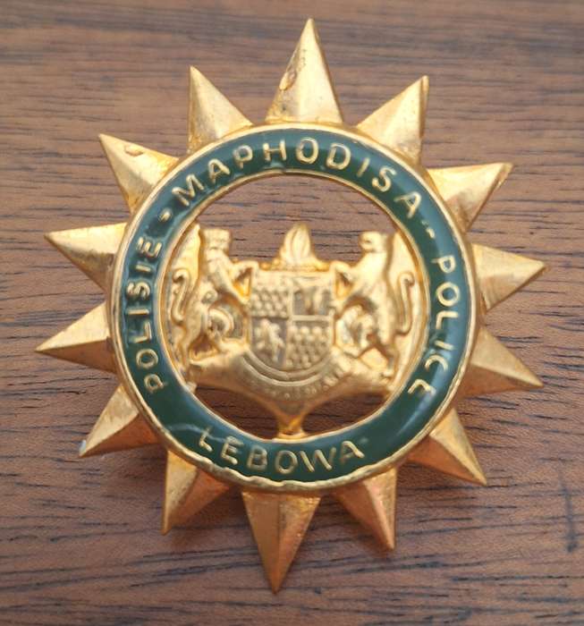 EX HOMELAND - LEBOWA POLICE OFFICERS CAP BADGE - SCREWS INTACT