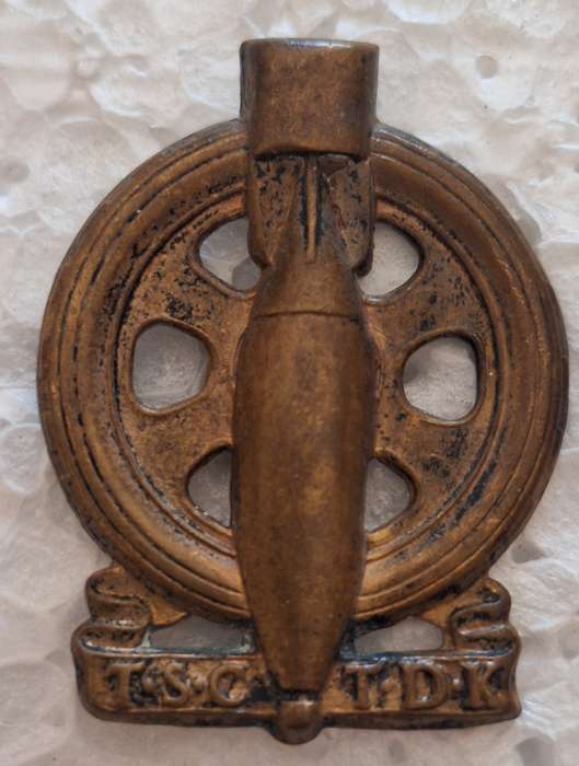 WW2 ERA TDK/TSC ORDNANCE SERVICE CAP BADGE - LUGS INTACT
