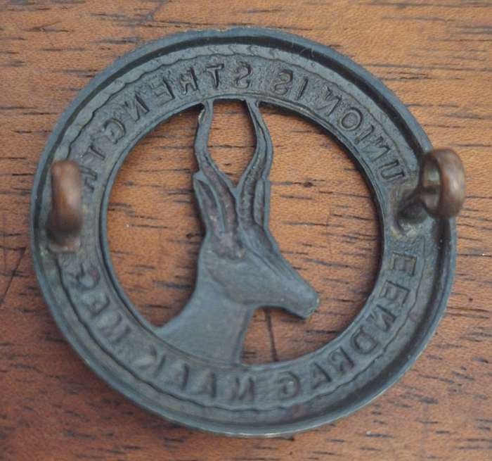 WW2 ERA SA INFANTRY CAP BADGE (DARK) - LUGS INTACT