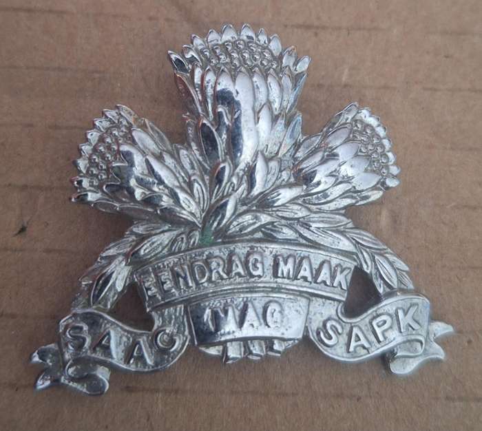 SADF - SAAC (ARMOUR CORPS) CAP BADGE - LUGS INTACT