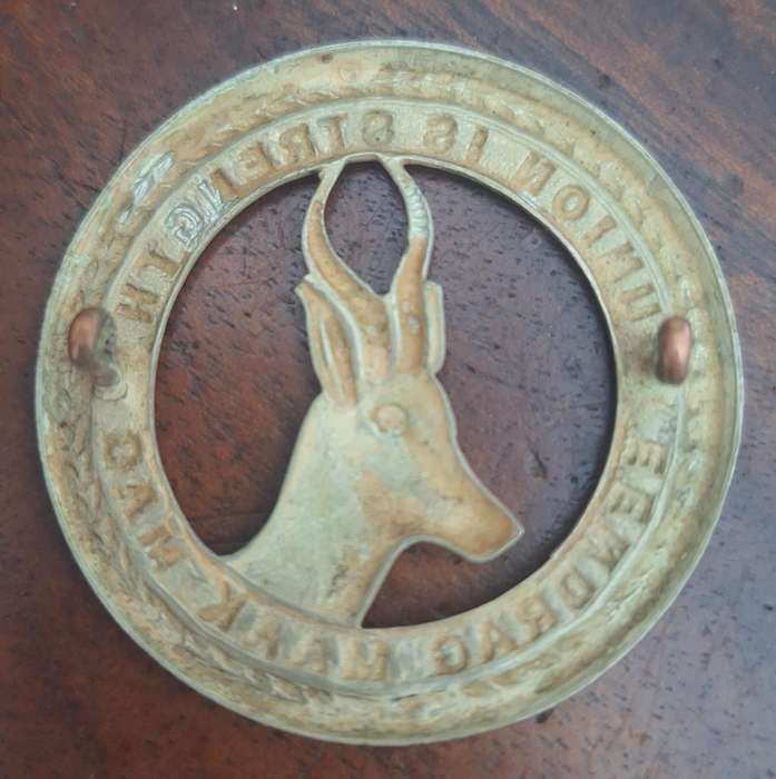 SA SCHOOL CADETS CAP BADGE (1927-1951) - LUGS INTACT