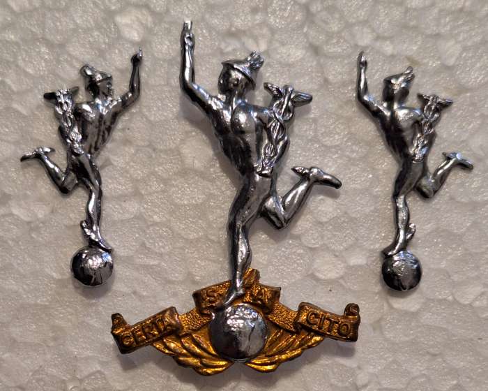 SADF - SIGNALS CAP (SHORTENED SCREWS) AND COLLAR BADGES SET