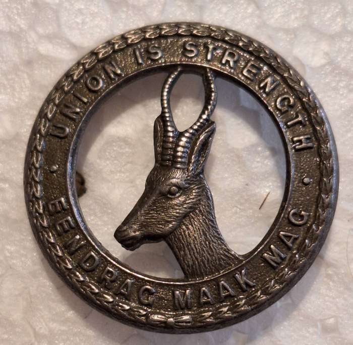 WW2 ERA SA INFANTRY CAP BADGE - LUGS INTACT