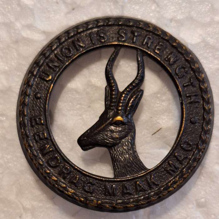 WW2 ERA SA INFANTRY CAP BADGE - LUGS INTACT