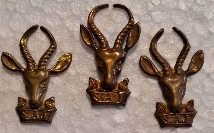 SADF - GILDING INFANTRY BERET AND COLLAR BADGES SET (SCREWS AND PINS INTACT)