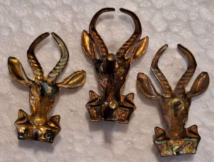 SADF - GILDING INFANTRY BERET AND COLLAR BADGES SET (SCREWS AND PINS INTACT)