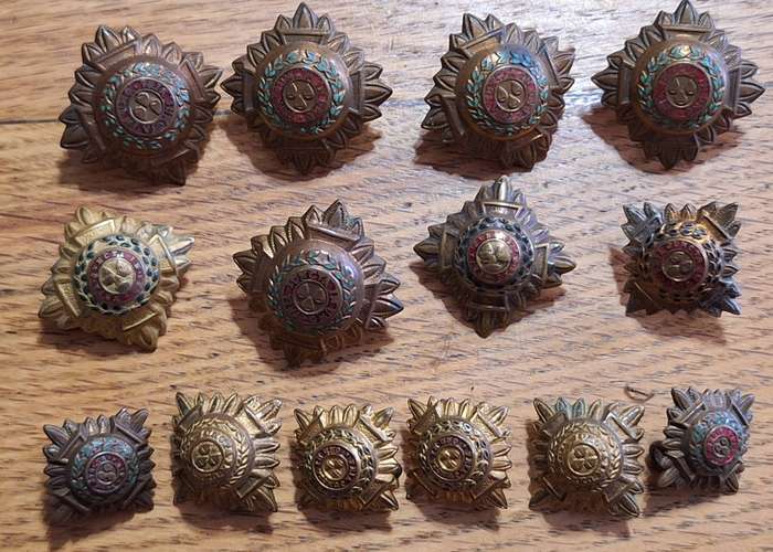 LOT OF WW2 ERA MILITARY OFFICERS RANK PIPS - LUGS NTACT