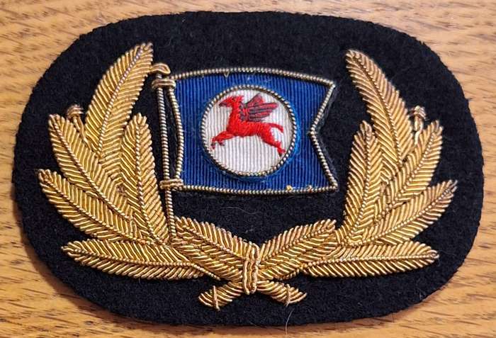 GERMAN MERCHANT NAVY (DEUTCHE VACUUM OEL A.G. ) CAP BADGE