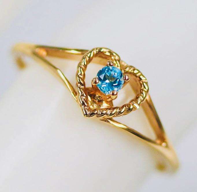 DAINTY VINTAGE SKY BLUE TOPAZ 9CT YELLOW GOLD RING WITH OPENWORK FEATURE. ENGLISH HALLMARKED!