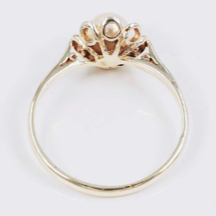 9CT YELLOW GOLD VINTAGE FRESHWATER PEARL RING WITH INTRICATE FRAME DETAIL