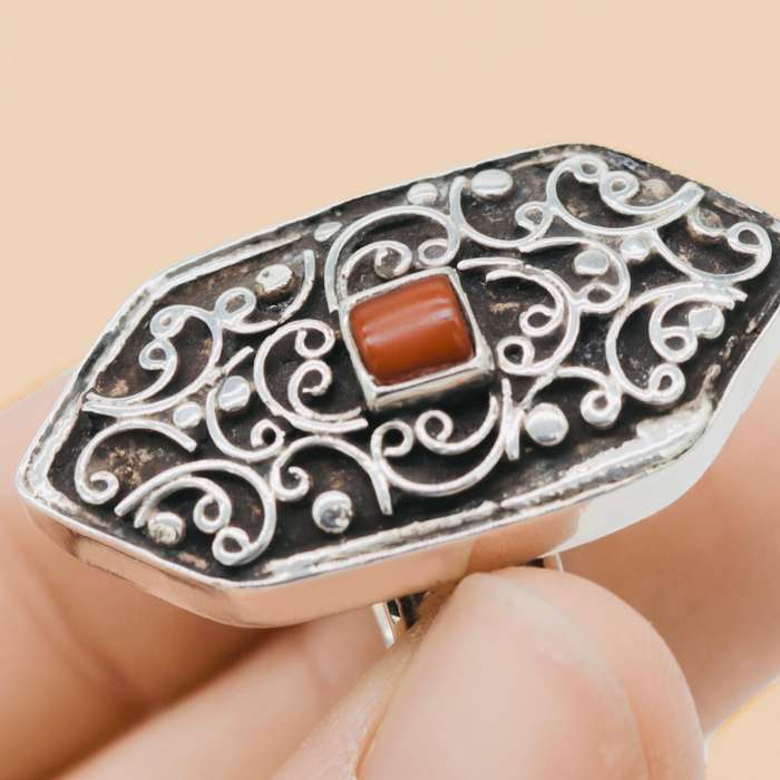 UNUSUAL STERLING SILVER CORAL GEMSTONE RING WITH TACTILE DECORATIVE DETAIL