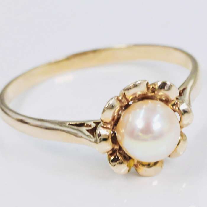 9CT YELLOW GOLD VINTAGE FRESHWATER PEARL RING WITH INTRICATE FRAME DETAIL