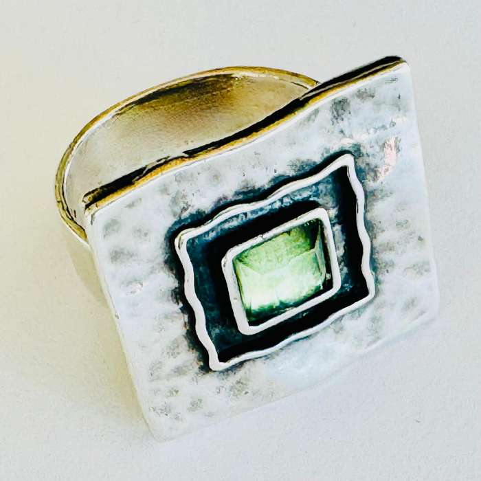 UNUSUAL HANDCRAFTED PERIDOT STERLING SILVER RING. Hand Hammered feature