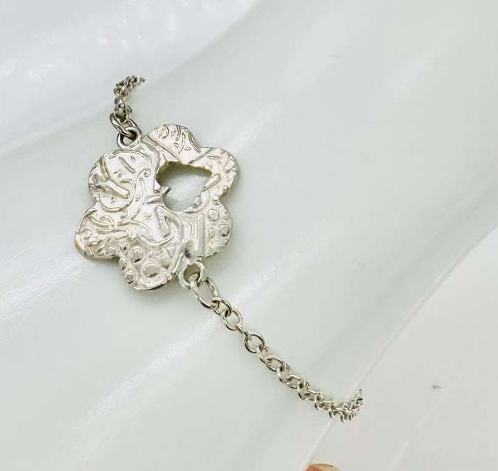 HANDCRAFTED PRETTY STERLING SILVER BRACELET CHAIN WITH PENDANT FEATURE - HEART KEYHOLE DESIGN