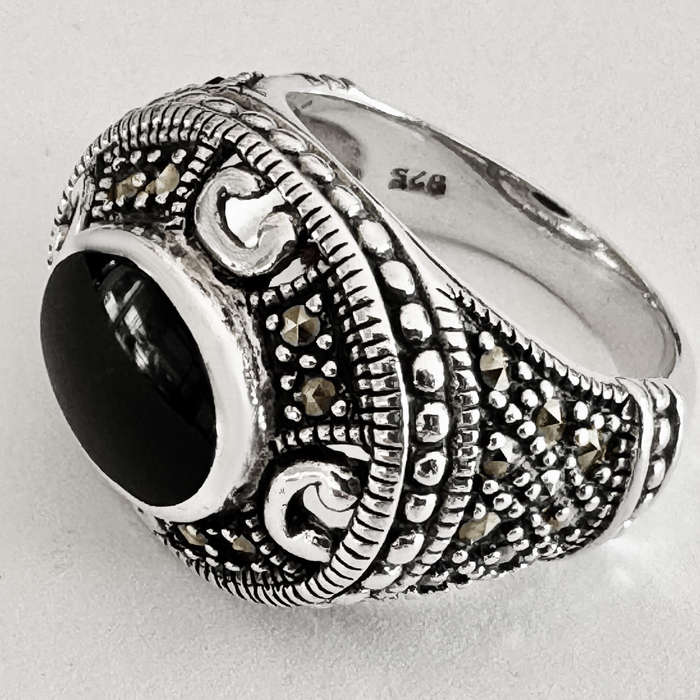 HEAVY, INTRICATE DETAIL STERLING SILVER NATURAL BLACK ONYX & MARCASITE SIGNET RING
