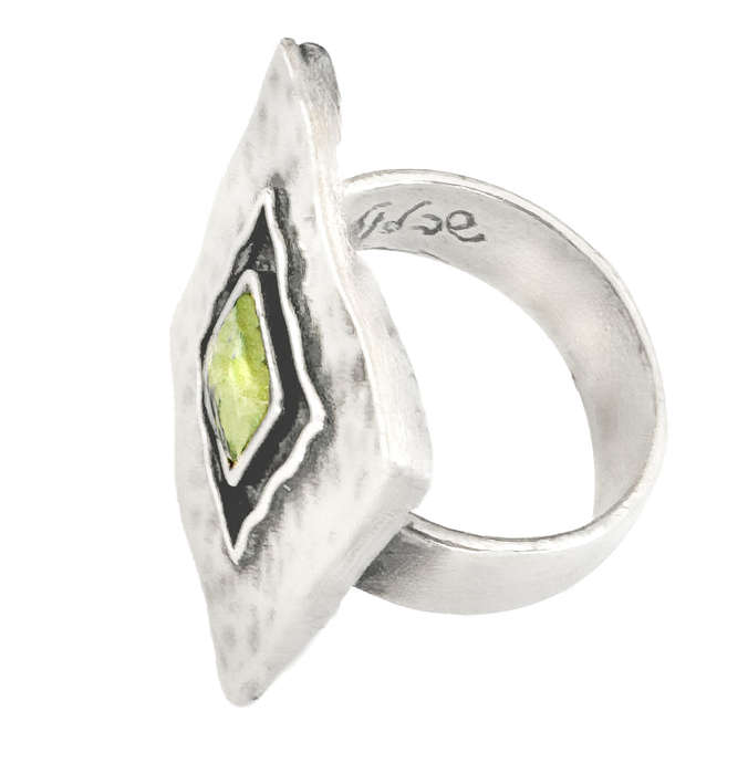 UNUSUAL HANDCRAFTED PERIDOT STERLING SILVER RING. Hand Hammered feature