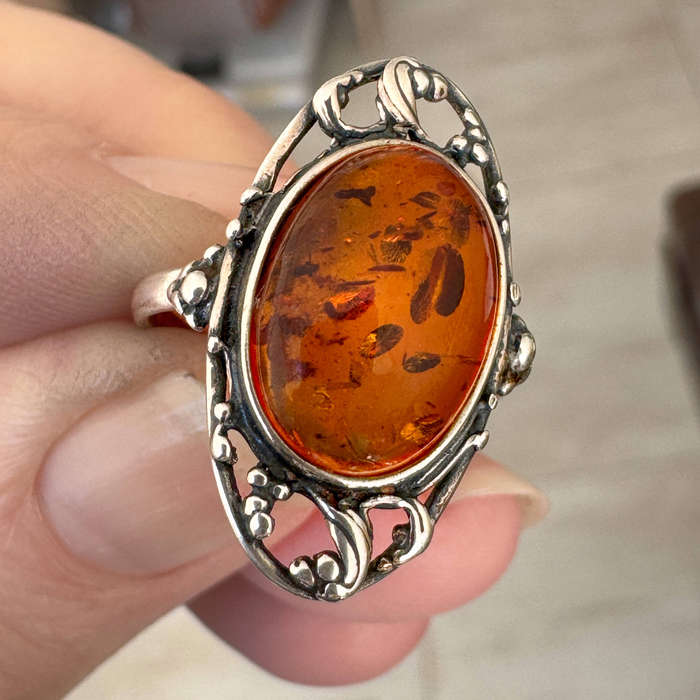 VINTAGE NATURAL BALTIC AMBER STERLING SILVER RING WITH DECORATIVE OPENWORK FILIGREÈ DETAIL