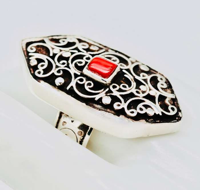 UNUSUAL STERLING SILVER CORAL GEMSTONE RING WITH TACTILE DECORATIVE DETAIL