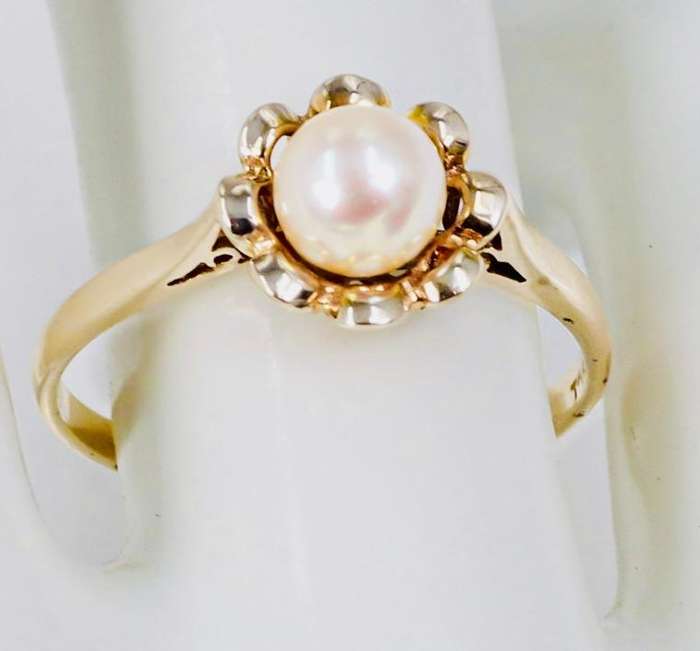 9CT YELLOW GOLD VINTAGE FRESHWATER PEARL RING WITH INTRICATE FRAME DETAIL