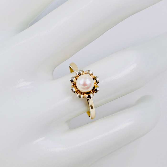 9CT YELLOW GOLD VINTAGE FRESHWATER PEARL RING WITH INTRICATE FRAME DETAIL