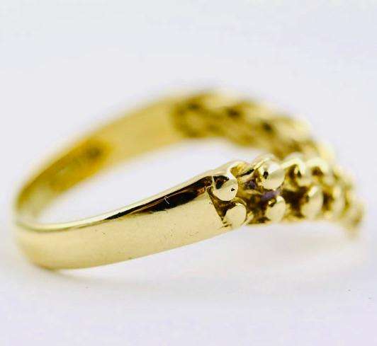 9CT YELLOW GOLD CHEVRON `KEEPER` RING. TACTILE DESIGN, VINTAGE ENGLISH HALLMARKED