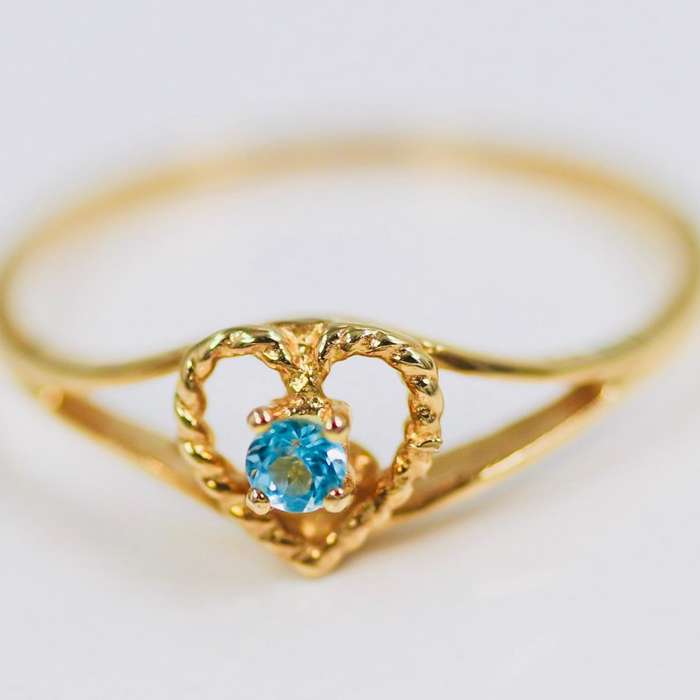 DAINTY VINTAGE SKY BLUE TOPAZ 9CT YELLOW GOLD RING WITH OPENWORK FEATURE. ENGLISH HALLMARKED!