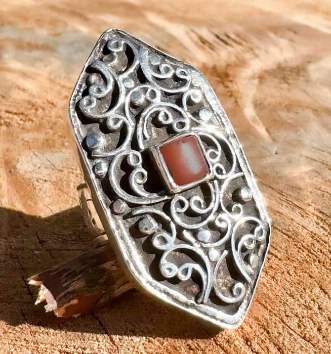 UNUSUAL STERLING SILVER CORAL GEMSTONE RING WITH TACTILE DECORATIVE DETAIL