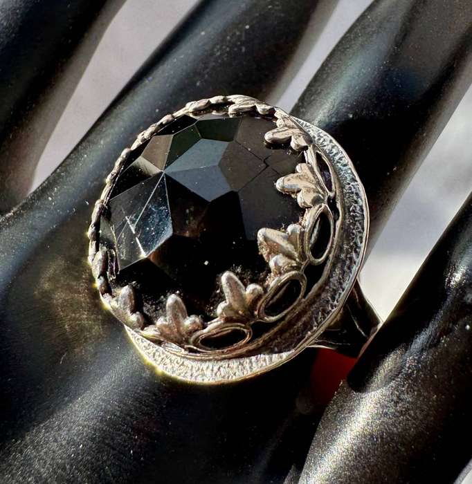 UNUSUAL HANDCRAFTED SOLID STERLING SILVER EARTH-MINED BLACK ONYX  RING. JEWELLER HALLMARKED